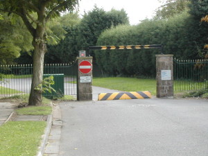 Gated Community, Quelle: Peter Shone CC BY-SA 2.0 über Wikimedia Commons https://commons.wikimedia.org/wiki/File:Gated_Community_Barrier_-_geograph.org.uk_-_54408.jpg#/media/File:Gated_Community_Barrier_-_geograph.org.uk_-_54408.jpg