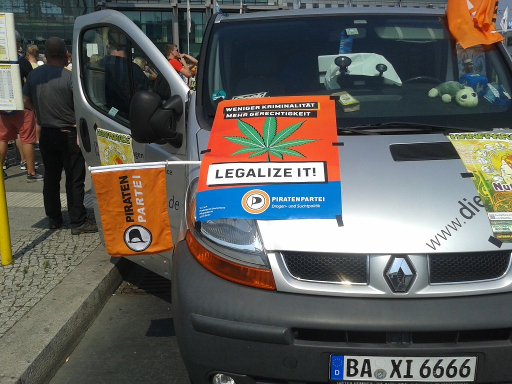 Plakat "Weniger Kriminalität - Mehr Gerechtigkeit - Legalize it" auf dem Auto der Piratenpartei